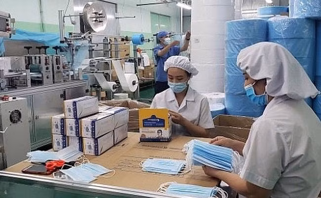 Tạm ngừng kinh doanh tạm nhập, tái xuất khẩu trang, găng tay y tế từ 15/3