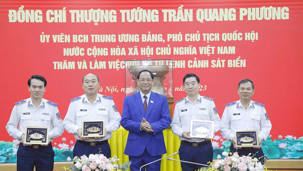 pho chu tich quoc hoi tran quang phuong tham lam viec voi bo tu lenh canh sat bien viet nam hinh 2