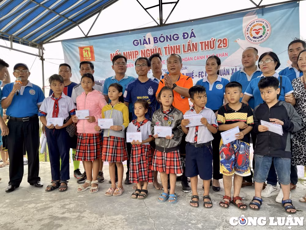 giai bong da noi nhip nghia tinh gan ket yeu thuong vtv tiep suc cho hoc sinh ngheo hinh 1