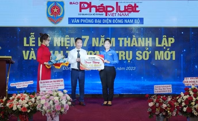 baophap luat viet nam trao tang 100 chiec xe dap cho hoc sinh ngheo vuot kho hinh 1
