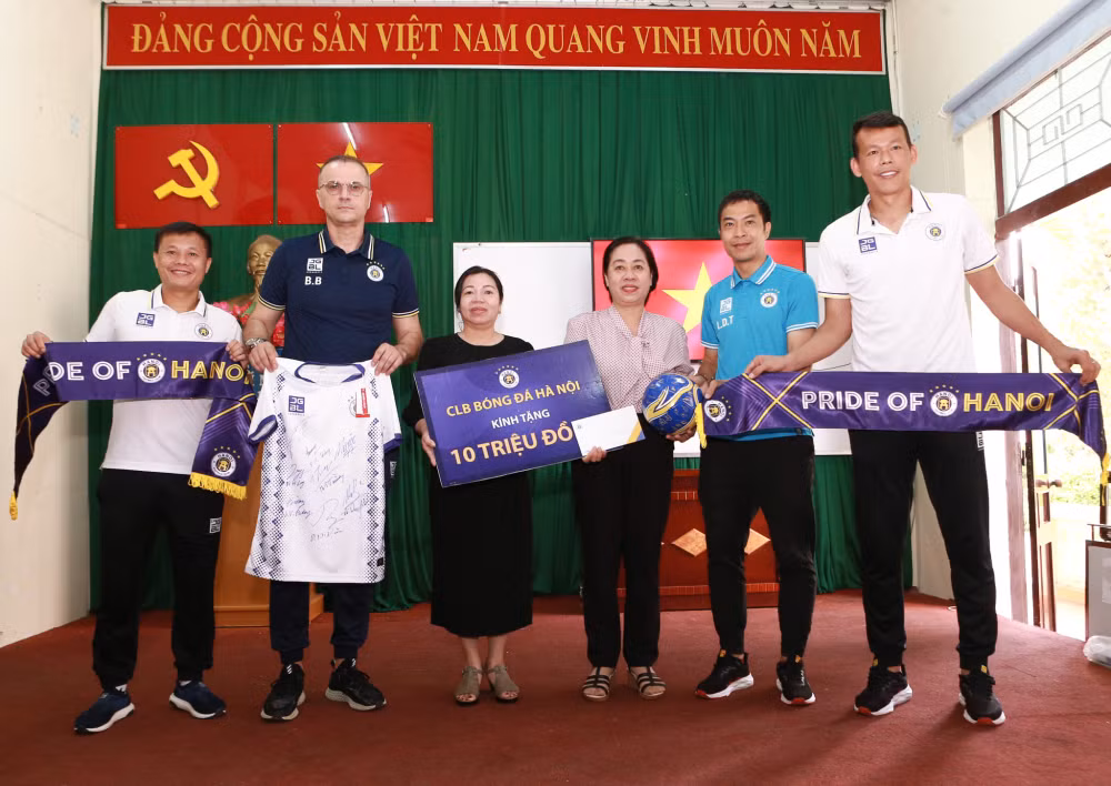 clb bong da ha noi tham va tang qua tri an nguoi co cong tai trung tam duong lao thi nghe hinh 1