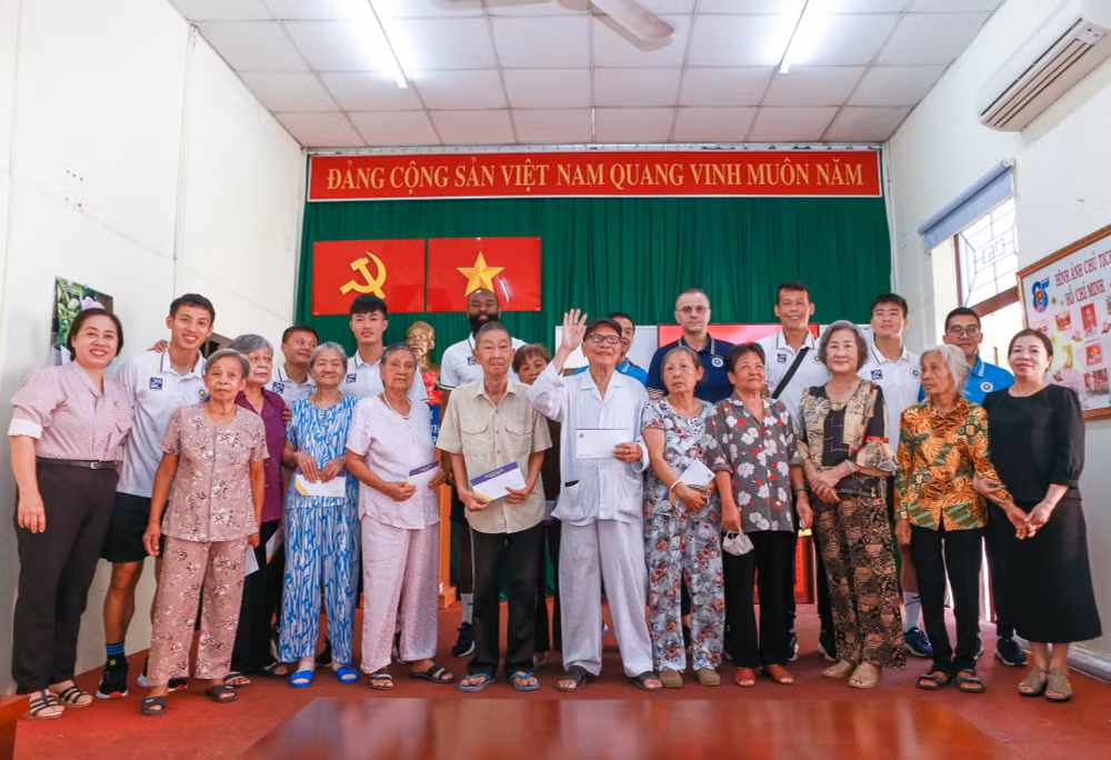 clb bong da ha noi tham va tang qua tri an nguoi co cong tai trung tam duong lao thi nghe hinh 2