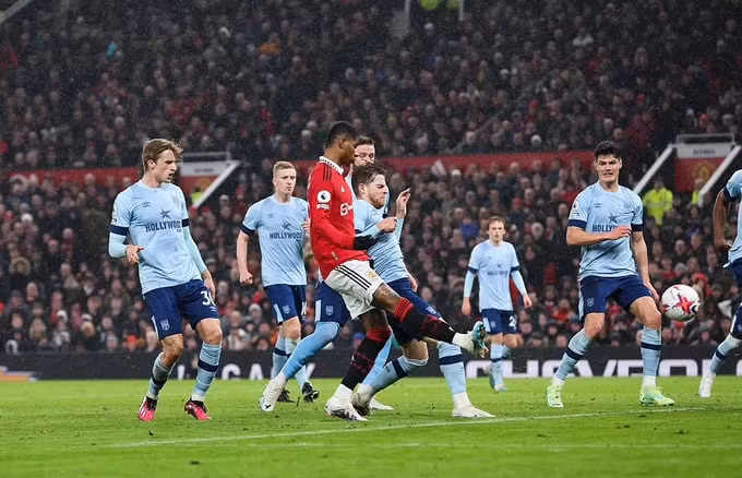rashford hoa nguoi hung man utd lay lai vi tri thu 4 cua tottenham hinh 2