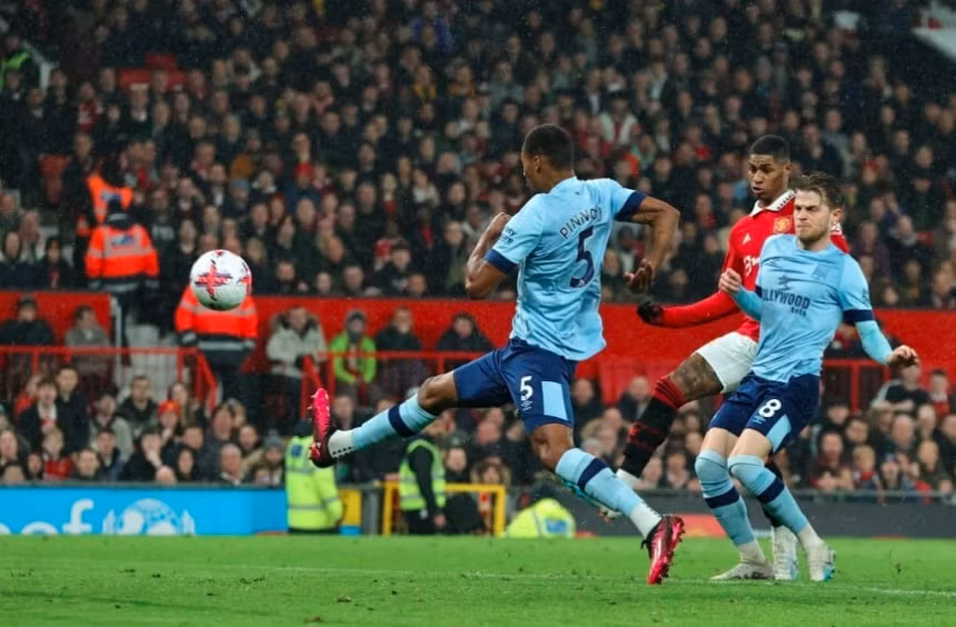 rashford hoa nguoi hung man utd lay lai vi tri thu 4 cua tottenham hinh 4
