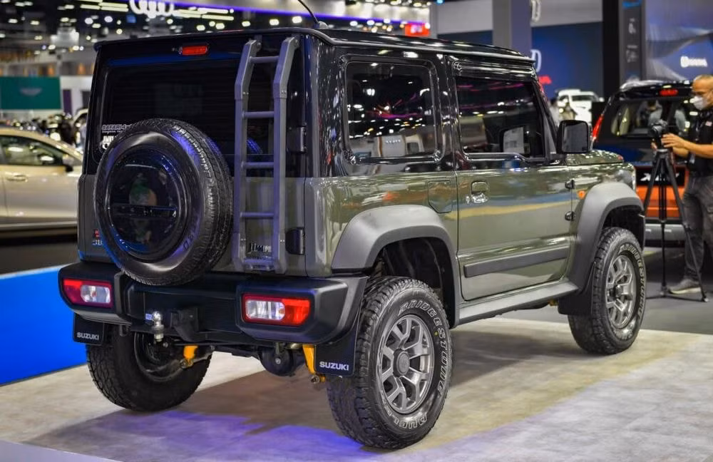 suzuki jimny 2023 chay hang tai thai lan du gia dat hon honda cr v hinh 3
