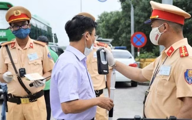 thong tin rong rai tren truyen thong bao chi vi pham giao thong cua can bo cong chuc vien chuc hinh 1