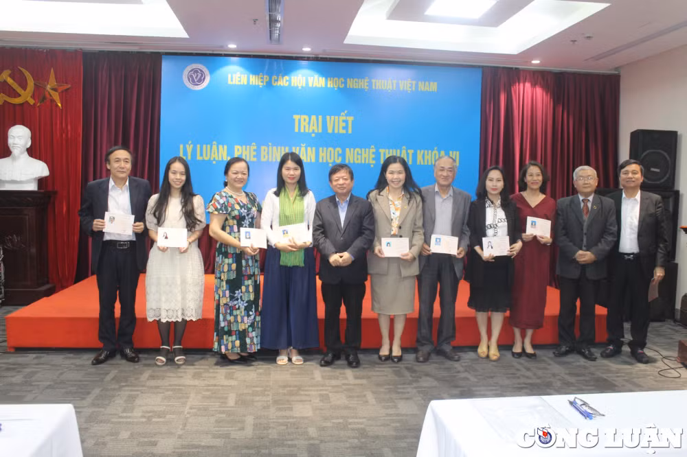 be mac trai viet ly luan phe binh van hoc nghe thuat khoa vi khu vuc phia bac hinh 1