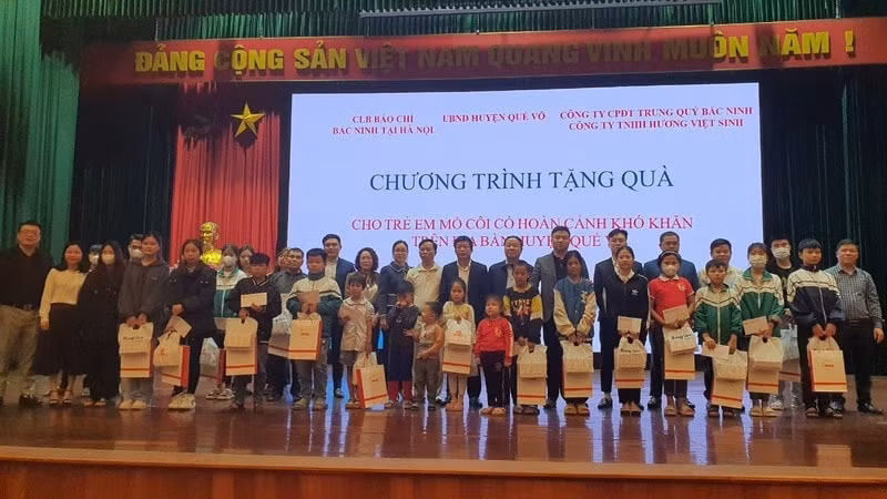 cau lac bo bao chi bac ninh tai ha noi trao qua ho tro 41 tre em mo coi hinh 1
