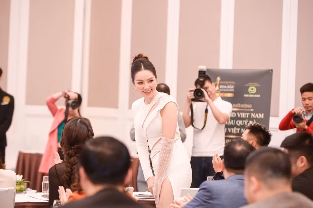 hoa hau phan kim oanh lam giam doc quoc gia cuoc thi hoa hau quy ba hoa binh viet nam 2023 hinh 13
