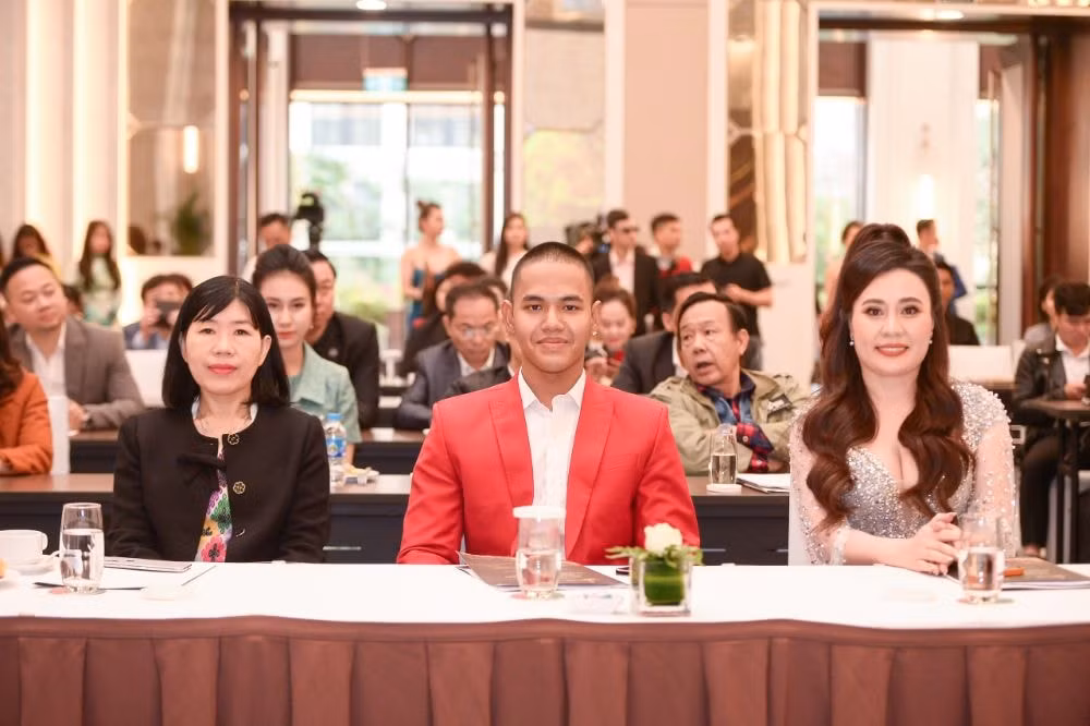 hoa hau phan kim oanh lam giam doc quoc gia cuoc thi hoa hau quy ba hoa binh viet nam 2023 hinh 16