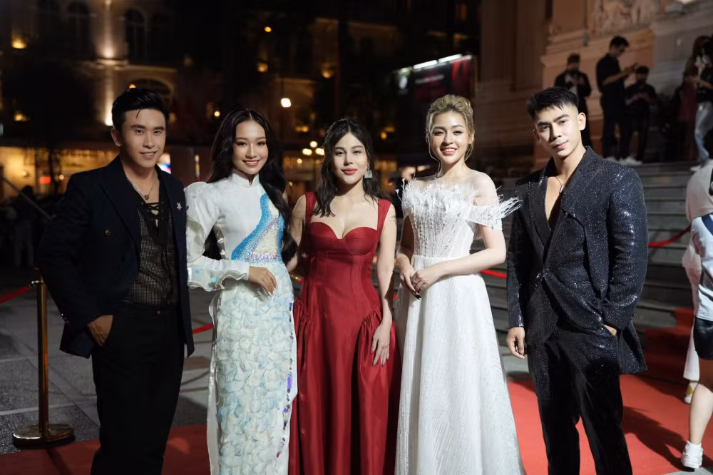 dan hoa a hau tuoi teen dinh dam nha q talent do bo tham do giai cong hien hinh 3