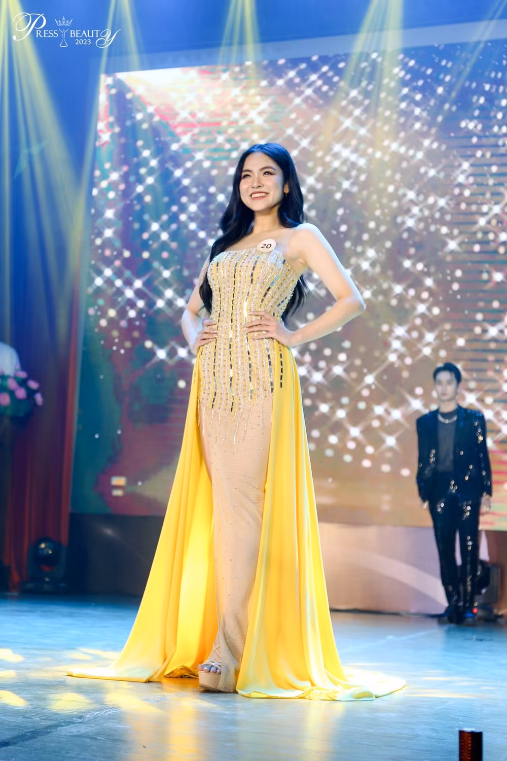 nguyen thuc uyen nhi gianh hoa khoi bao chi press beauty 2023 hinh 7