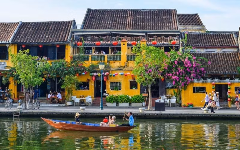 lui thoi gian thu phi va phan luong du khach vao pho co hoi an hinh 3