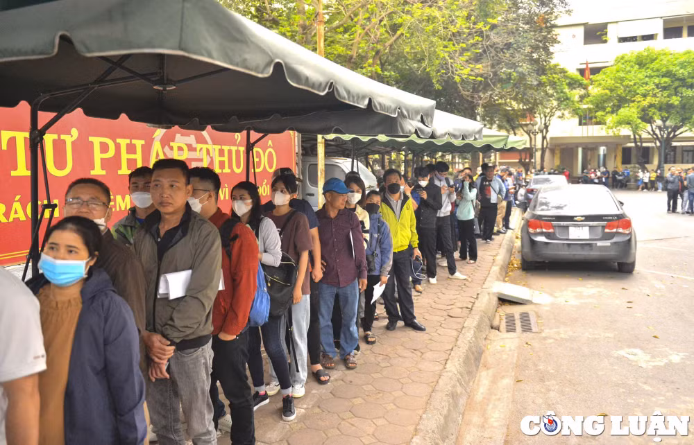 hon 500 nguoi xep hang dai cho xac minh ly lich tai so tu phap ha noi trong ngay 7 4 hinh 2
