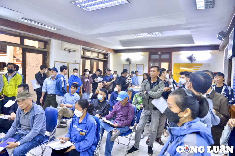 hon 500 nguoi xep hang dai cho xac minh ly lich tai so tu phap ha noi trong ngay 7 4 hinh 8