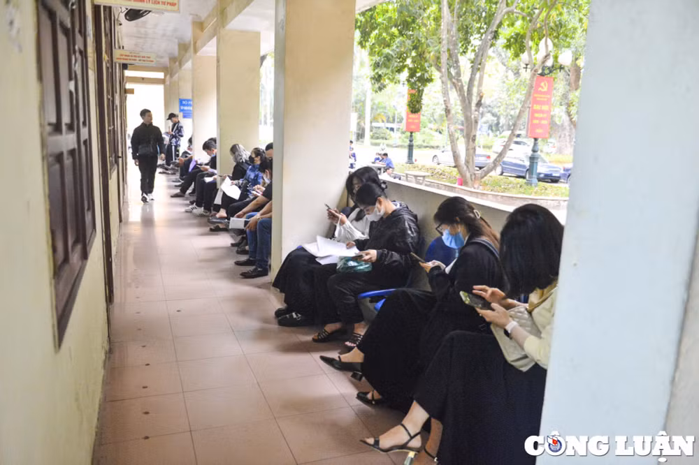 hon 500 nguoi xep hang dai cho xac minh ly lich tai so tu phap ha noi trong ngay 7 4 hinh 6