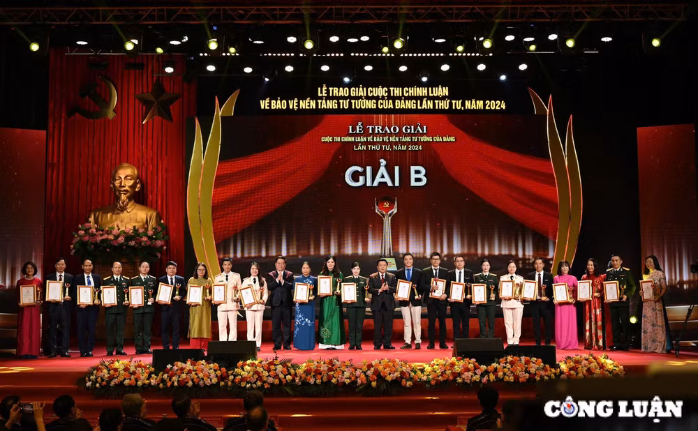 trao giai cuoc thi chinh luan ve bao ve nen tang tu tuong cua dang lan thu tu hinh 4