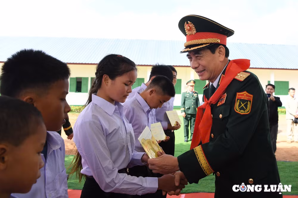 giao luu huu nghi quoc phong bien gioi viet nam lao tang cuong tinh huu nghi doan ket giua quan va dan hai nuoc hinh 18