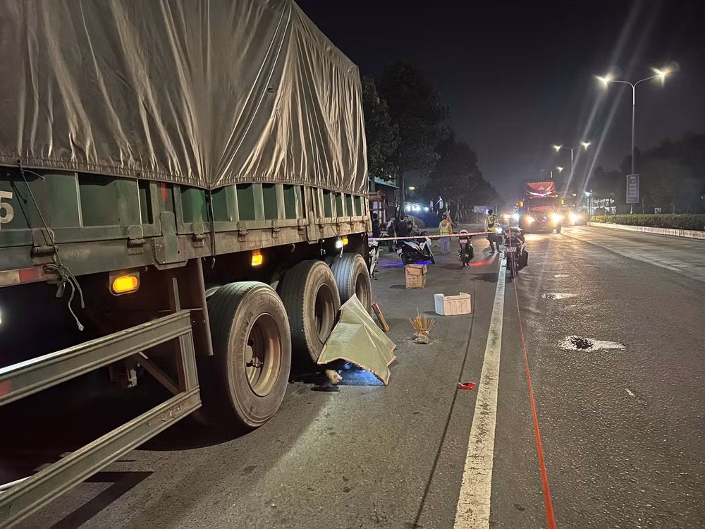 xe container chay lui can chet nguoi dan ong di xe dap dien hinh 1