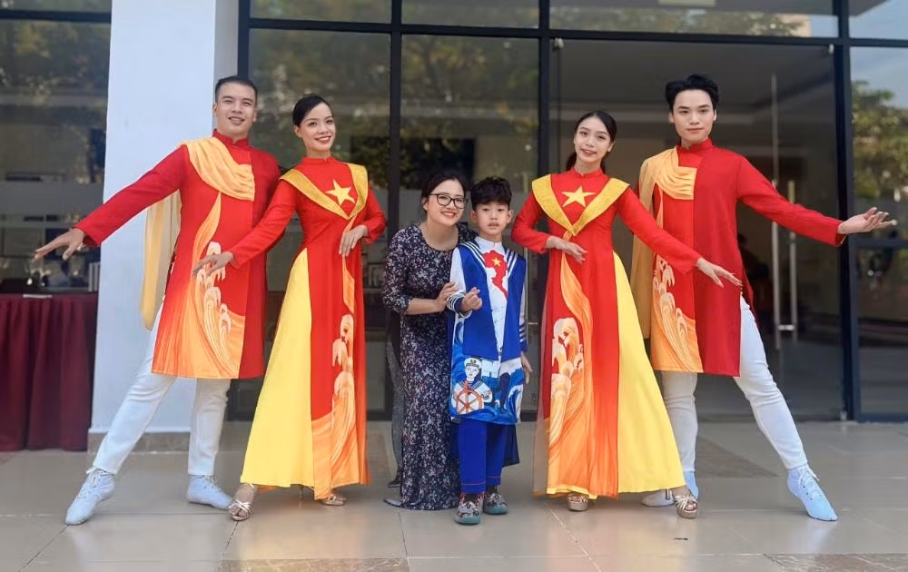 bui khau minh triet nam vuong nhi dat show truoc ngay di chinh chien quoc te hinh 1