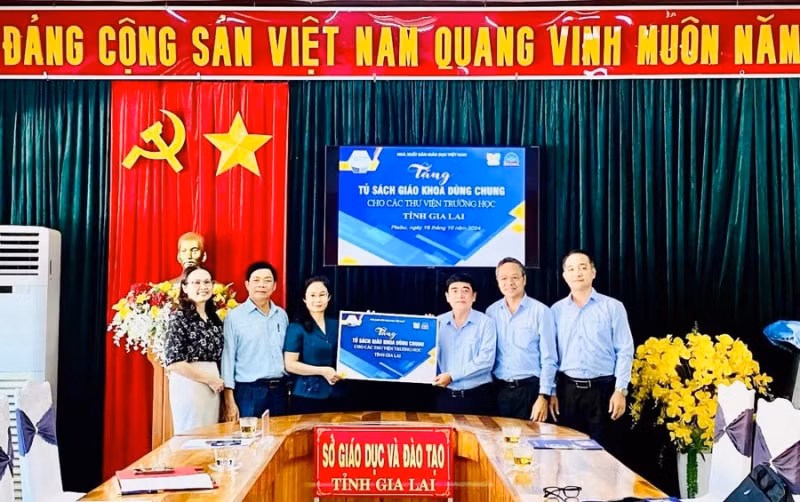 nha xuat ban giao duc viet nam tang 45 tu sach dung chung cho cac thu vien truong hoc o gia lai hinh 1