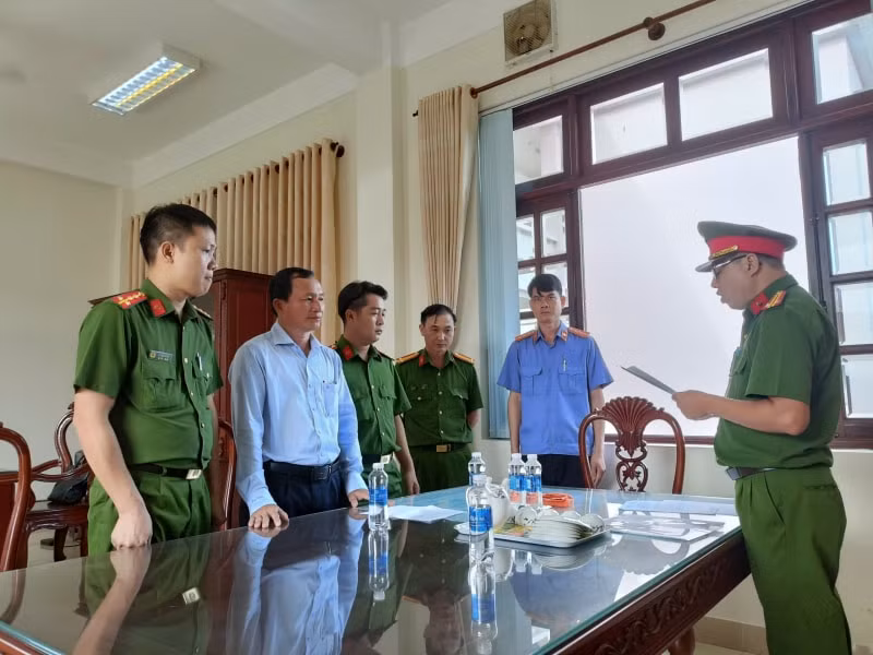 vi pham ve boi thuong pho chu tich ubnd cung 3 can bo o binh phuoc bi bat tam giam hinh 1