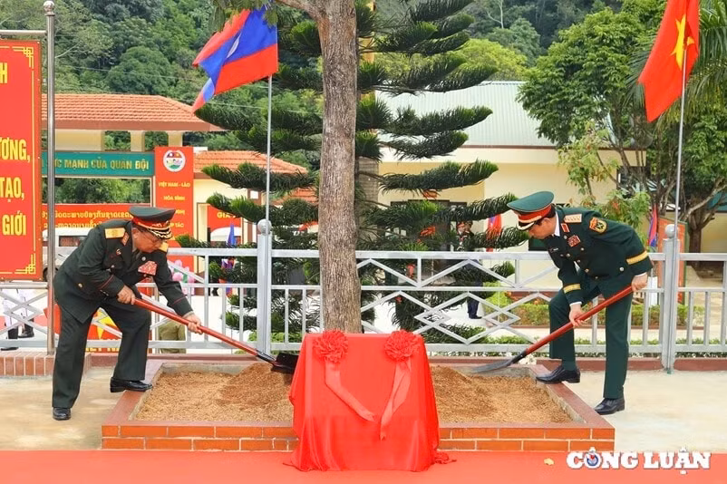 dai tuong phan van giang va dai tuong chansamone chanyalath tham don bien phong cua khau long sap hinh 2