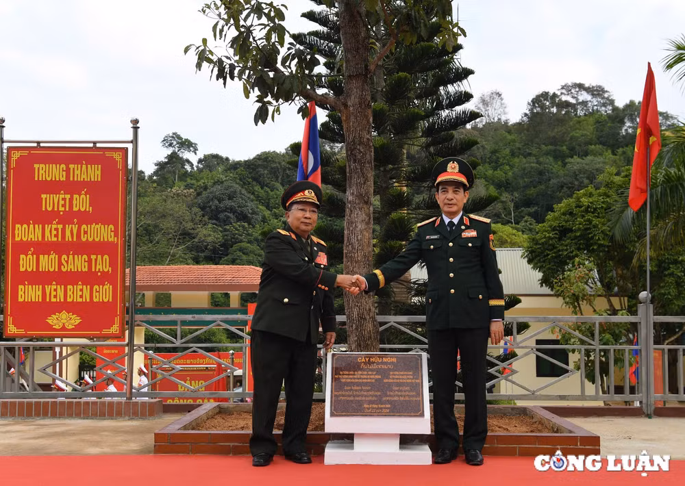dai tuong phan van giang va dai tuong chansamone chanyalath tham don bien phong cua khau long sap hinh 3