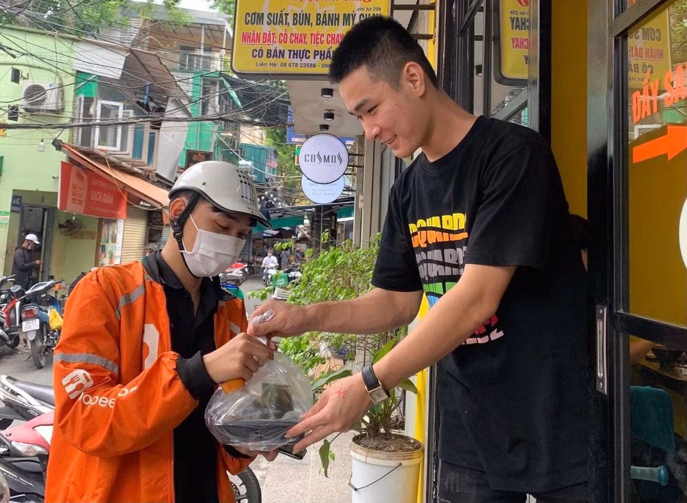 thi truong giao do an viet shopeefood lai dam grabfood van la doi thu dang gom hinh 2