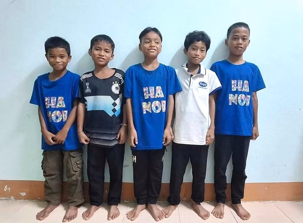 5 em hoc sinh dung cam lao xuong dong nuoc chay xiet cuu 2 em nho bi cuon troi hinh 1