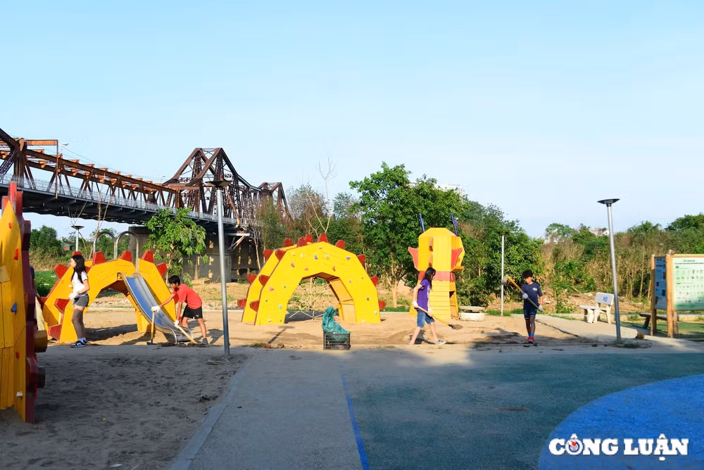 du hoc sinh quoc te chung tay tao dung canh quan ha noi sau bao so 3 hinh 10