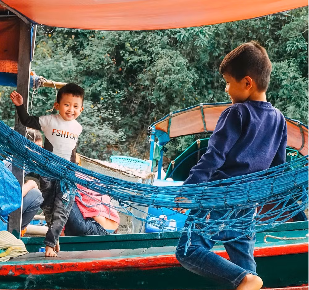 kham pha lang chai co giua long di san vinh ha long hinh 2