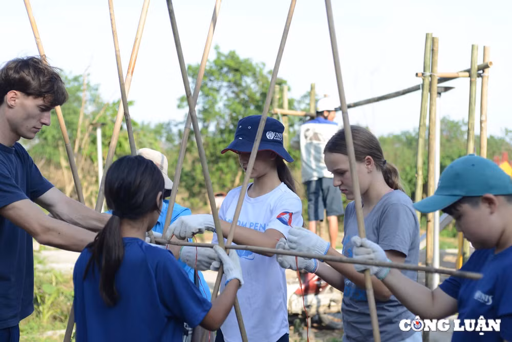 du hoc sinh quoc te chung tay tao dung canh quan ha noi sau bao so 3 hinh 5