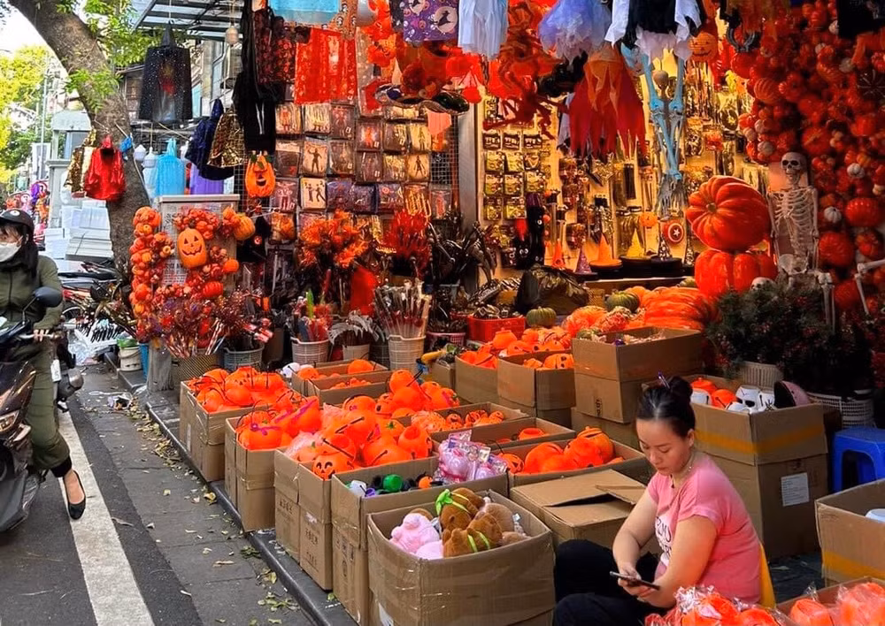 chua den halloween pho hang ma da voi len do don giang sinh hinh 1