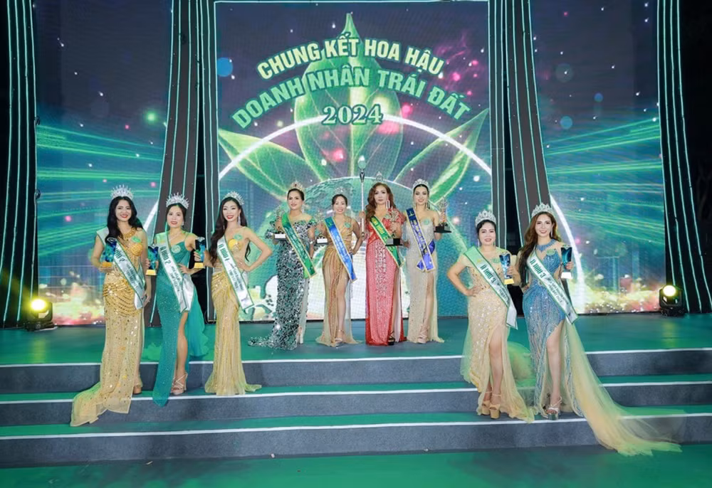 vuong thi huong dang quang hoa hau doanh nhan trai dat 2024 hinh 2