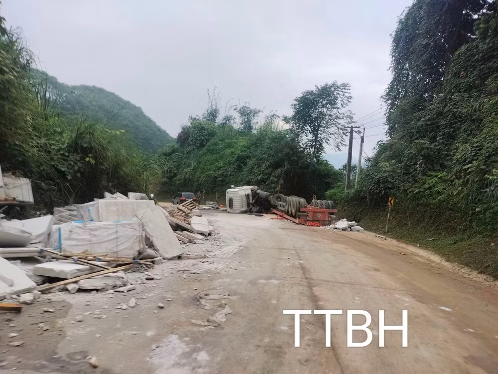 lao cai xe cho vat lieu dung nha moi cho dan lang nu gap nan trong dem nhung lai xe an toan hinh 1
