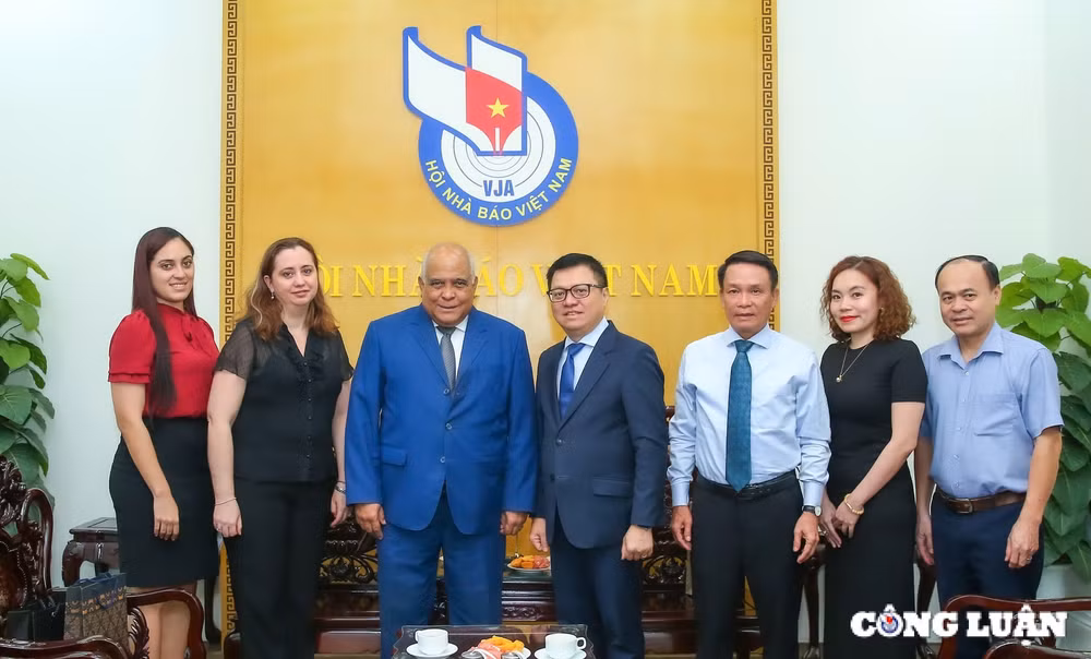 chu tich hoi nha bao viet nam tiep xa giao doan dai su cuba hinh 5