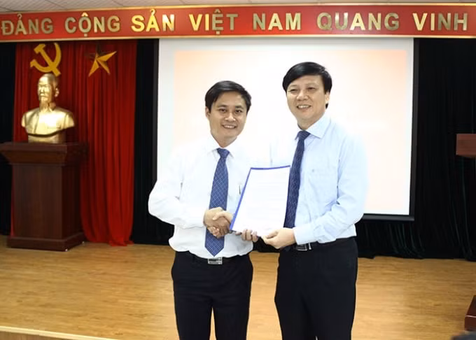 Đồng chí Hồ Quang Lợi - Phó Chủ tịch Thường trực Hội Nhà báo Việt Nam trao Quyết định bổ nhiệm cho Tổng Biên tập Báo Nhà báo & Công luận Lê Trần Nguyên Huy