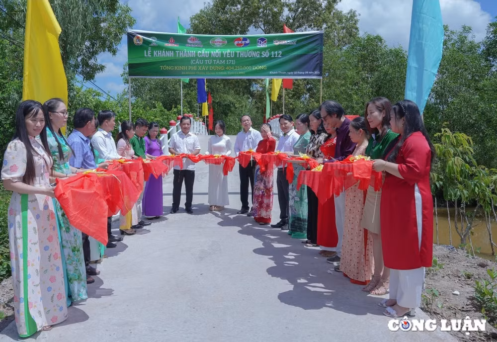 nhua tien phong lien tiep khanh thanh cac cau noi yeu thuong tai dong thap va ca mau hinh 8