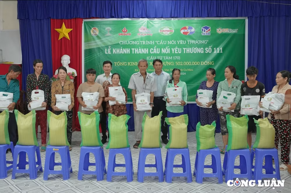 nhua tien phong lien tiep khanh thanh cac cau noi yeu thuong tai dong thap va ca mau hinh 11