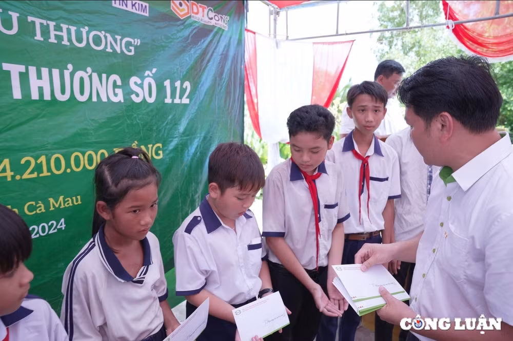 nhua tien phong lien tiep khanh thanh cac cau noi yeu thuong tai dong thap va ca mau hinh 12