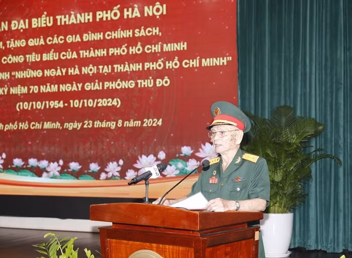 lanh dao tp ha noi va tp ho chi minh tang qua gia dinh chinh sach hinh 4