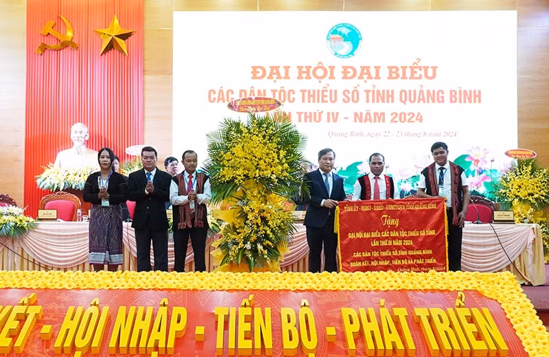 quang binh phan dau thu hep khoang cach giua cac vung cac dan toc hinh 2