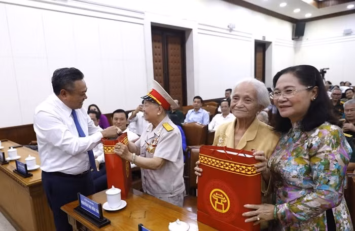 lanh dao tp ha noi va tp ho chi minh tang qua gia dinh chinh sach hinh 1