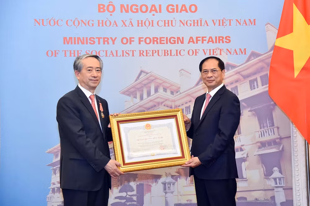 trao tang huan chuong huu nghi cho dai su trung quoc hung ba hinh 1