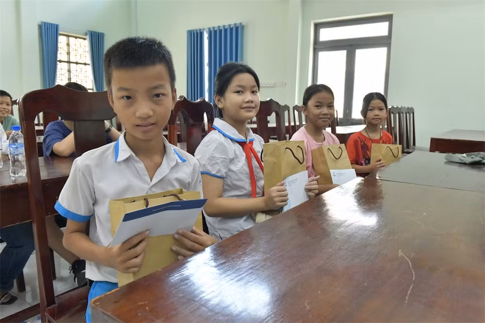 nguoi lao dong bsr dong hanh cung cac em hoc sinh kho khan den truong hinh 4