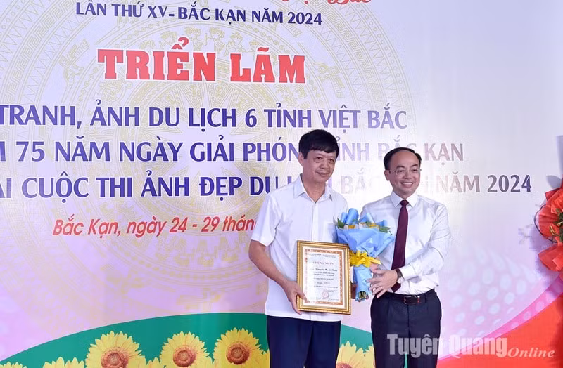 trien lam tranh anh du lich 6 tinh viet bac hinh 2