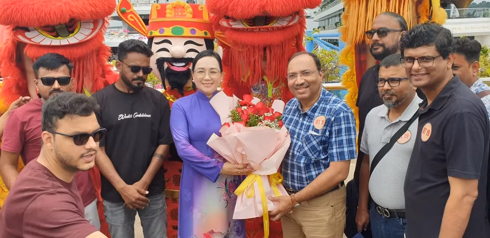 gan 1400 khach dau tien trong doan cua ty phu an do da den ha long du ngoan hinh 1