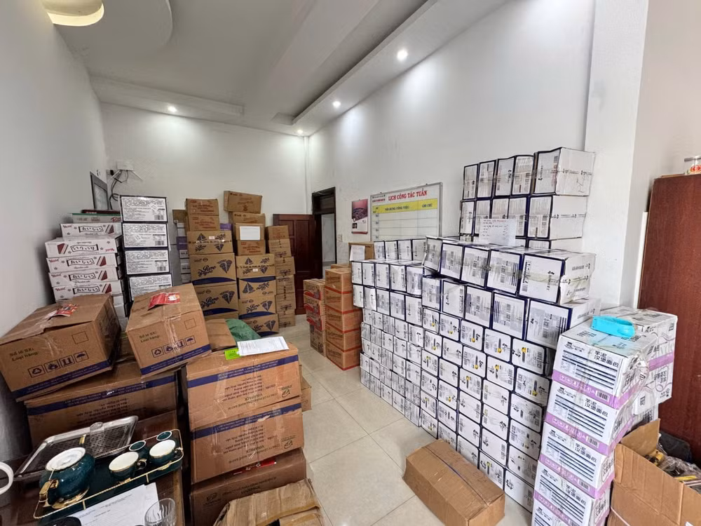 kon tum phat hien xe dau keo van chuyen gan 30 tan banh keo sua khong ro nguon goc hinh 1
