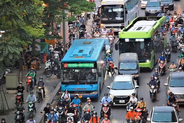 nguoi dan thu do di lai bang xe buyt the nao trong dip tet nguyen dan 2025 hinh 1